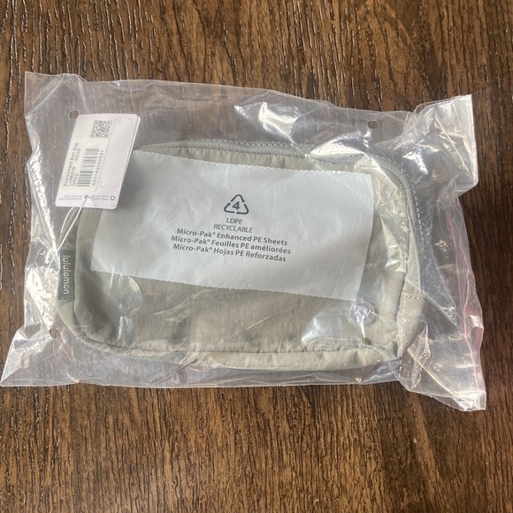 NWT Lululemon Everywhere Belt Bag 1L - Picture 7 of 8